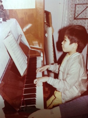 曾智斌出生于一个音乐家庭，四岁开始跟随著名音乐教育家叶惠康的太太学钢琴，有钢琴神童之称。（受访者提供）